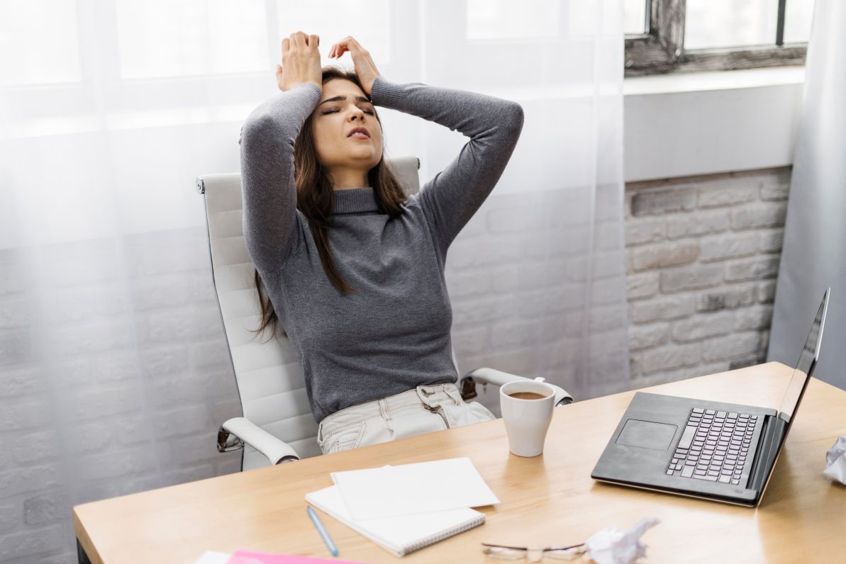 femme-d-affaires-a-la-frustration-tout-en-travaillant-a-domicile (1)